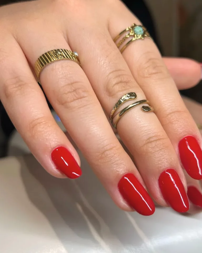 Vernis gel ongles rouges à Argonay - Spa des Lys
